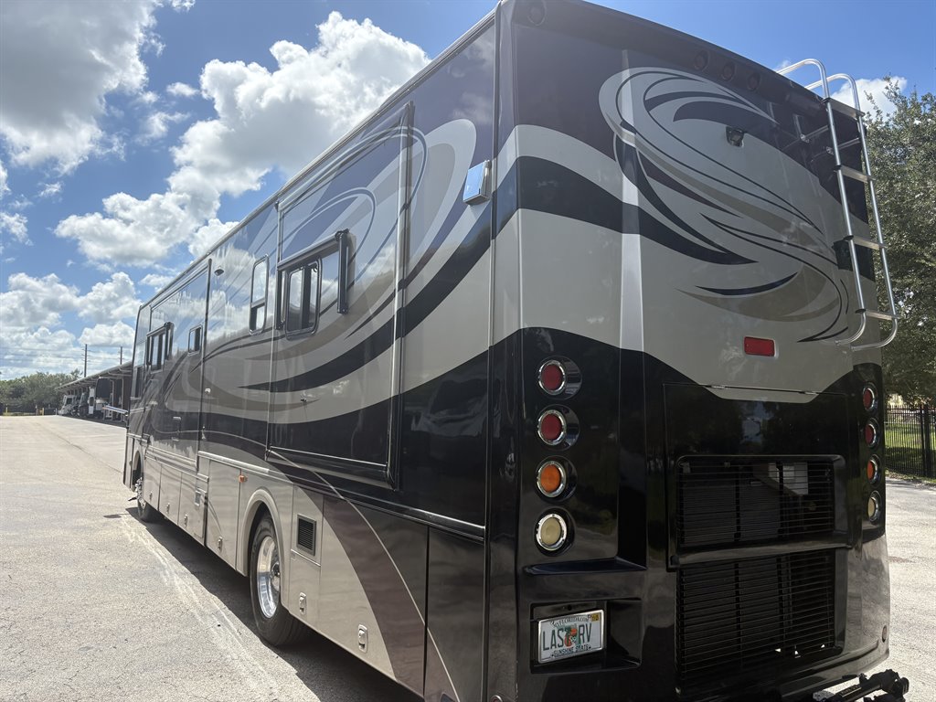 2011 Freightliner Xc Raised Rail Rear Engine Motor Home Chassis - $89,000
